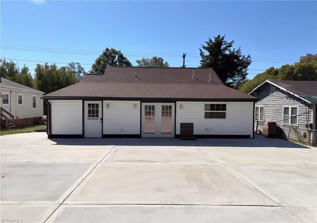 Photo 4 of Sale Pending at 517 E 27th Street, Winston Salem, NC 27105 | MLS# 1238727 | Listing updated on 2026-10-29