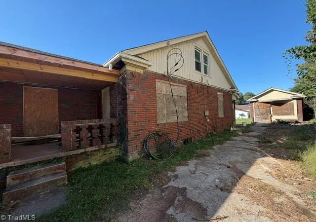 Photo 3 of Single family home for sale at 2300 N Glenn Ave, Winston Salem, NC 27105 | MLS# 1239324 | Listing updated on 2026-10-28