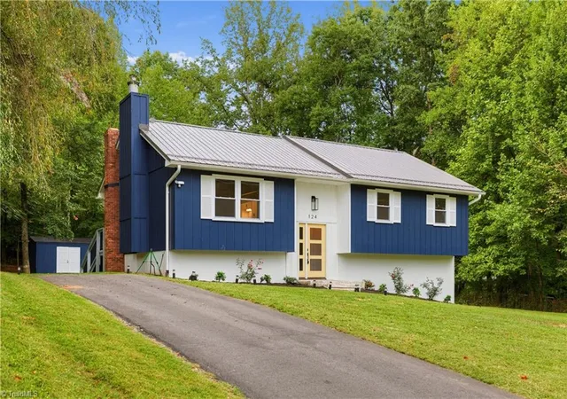 Photo 3 of Single family home for sale at 124 Oak Ridge Dr, Mount Airy, NC 27030 | MLS# 1234145 | Listing updated on 2026-09-09