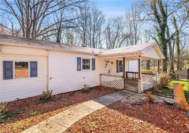Photo 3 of Single family home for sale at 3825 Old Holw Rd, Kernersville, NC 27284 | MLS# 1234310 | Listing updated on 2026-09-03