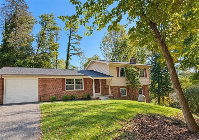 Photo 1 of Single family home for sale at 20 Devonwood Dr, Marion, NC 28752 | MLS# 1239622 | Listing updated on 2026-10-21