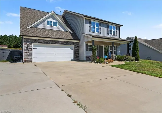 Photo 3 of Single family home for sale at 204 Montreat Dr, Lexington, NC 27295 | MLS# 1234799 | Listing updated on 2026-09-11