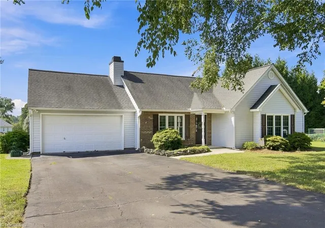 Photo 2 of Sale Pending at 6315 Hampton Knoll Rd, Clemmons, NC 27012 | MLS# 1234037 | Listing updated on 2026-09-14