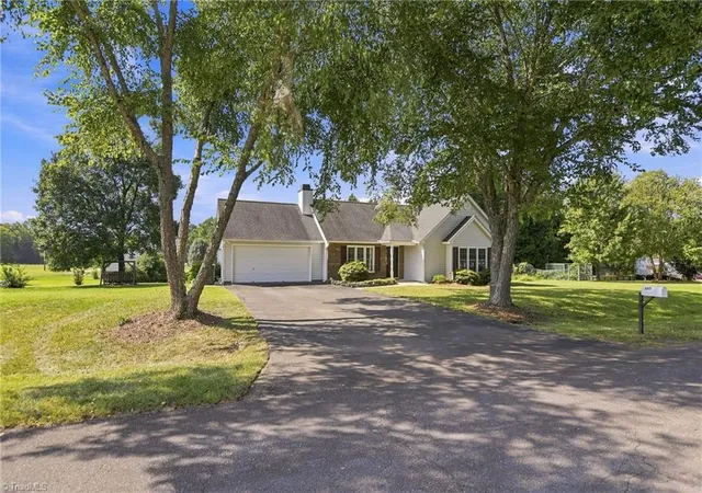 Photo 3 of Sale Pending at 6315 Hampton Knoll Rd, Clemmons, NC 27012 | MLS# 1234037 | Listing updated on 2026-09-14