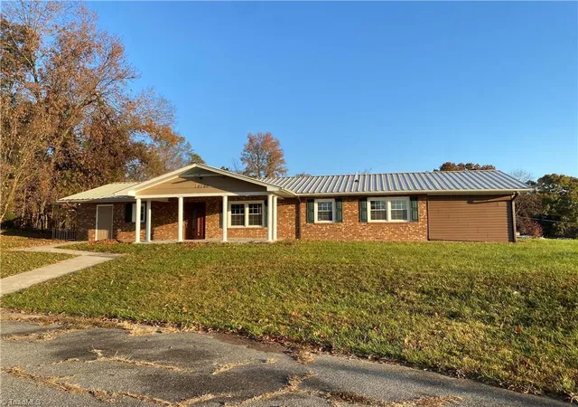 Listing Photo 5 - Condo for sale in building located at 2500 Olivet Ct, Greensboro, NC 27406