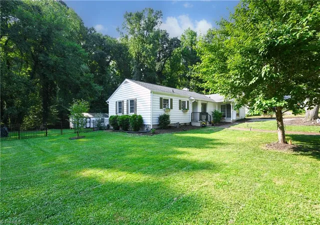Photo 3 of Sale Pending at 3801 Parkwood Dr, Greensboro, NC 27403 | MLS# 1235915 | Listing updated on 2026-10-01