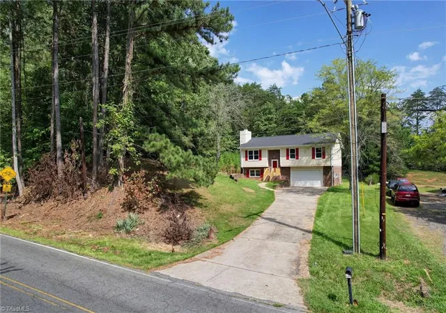 Photo 3 of Single family home for sale at 422 Cypress Dr, Reidsville, NC 27320 | MLS# 1235682 | Listing updated on 2026-09-15