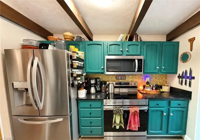 Photo 3 of Single family home for sale at 10 Cedar Crk, Jamestown, NC 27282 | MLS# 1239404 | Listing updated on 2026-10-25