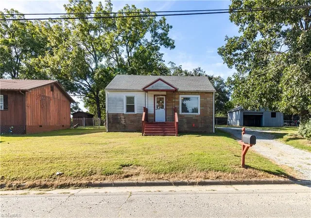 Photo 2 of Sale Pending at 306 Friendly Ave, High Point, NC 27260 | MLS# 1234706 | Listing updated on 2026-09-11