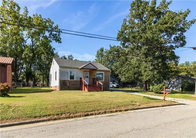 Photo 3 of Sale Pending at 306 Friendly Ave, High Point, NC 27260 | MLS# 1234706 | Listing updated on 2026-09-11