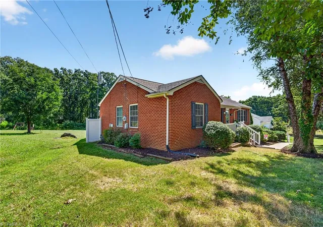 Photo 3 of Single family home for sale at 1027 Shamrock Rd, Asheboro, NC 27203 | MLS# 1235661 | Listing updated on 2026-09-25