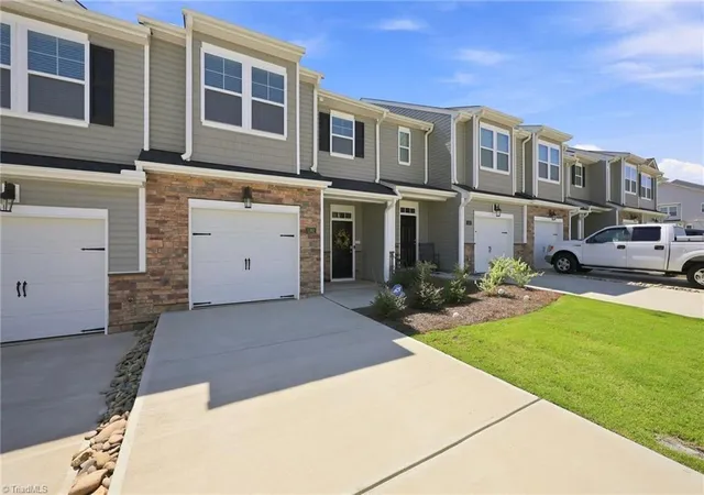 Photo 2 of Single family home for sale at 1262 Evelynnview Ln, Kernersville, NC 27284 | MLS# 1235153 | Listing updated on 2026-09-13