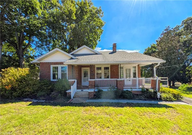 Photo 1 of Single family home for sale at 3606 Country Clb Rd, Winston Salem, NC 27104 | MLS# 1237658 | Listing updated on 2026-10-02