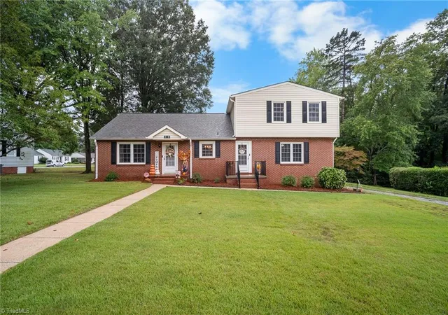 Photo 1 of Single family home for sale at 218 Center St, Kernersville, NC 27284 | MLS# 1236515 | Listing updated on 2026-10-07