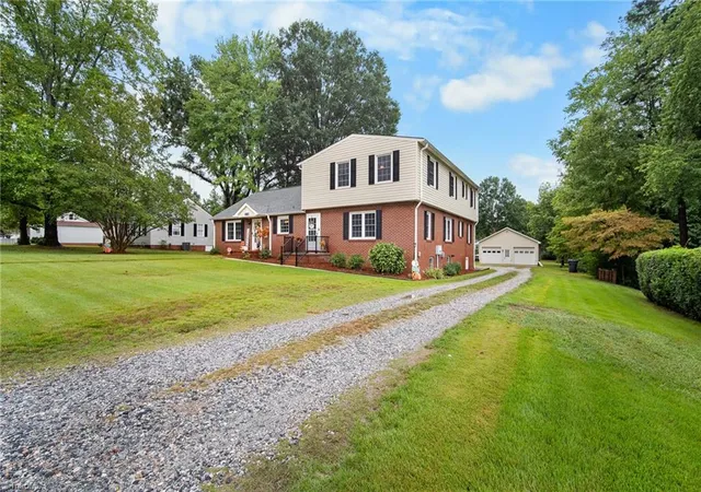 Photo 2 of Single family home for sale at 218 Center St, Kernersville, NC 27284 | MLS# 1236515 | Listing updated on 2026-10-07
