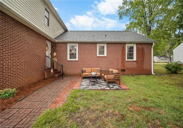 Photo 3 of Single family home for sale at 218 Center St, Kernersville, NC 27284 | MLS# 1236515 | Listing updated on 2026-10-07