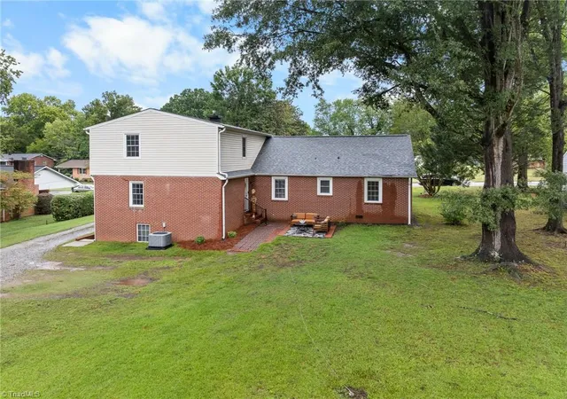 Photo 4 of Single family home for sale at 218 Center St, Kernersville, NC 27284 | MLS# 1236515 | Listing updated on 2026-10-07