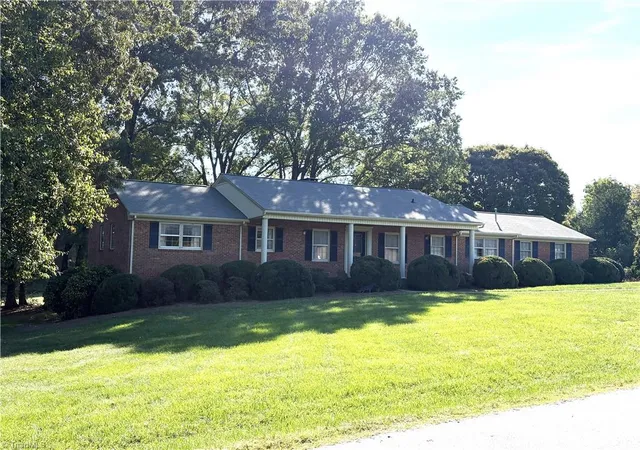 Photo 2 of Sale Pending at 500 Shamrock Rd, High Point, NC 27265 | MLS# 1237449 | Listing updated on 2026-10-29