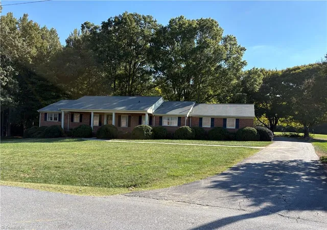 Photo 3 of Sale Pending at 500 Shamrock Rd, High Point, NC 27265 | MLS# 1237449 | Listing updated on 2026-10-29