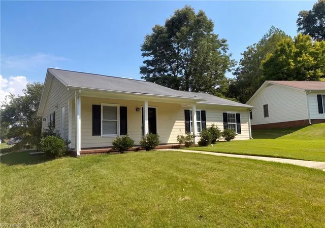 Photo 1 of Single family home for sale at 3903 Bears Crk Rd, Greensboro, NC 27406 | MLS# 1236979 | Listing updated on 2026-10-29