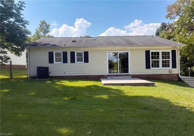 Photo 4 of Single family home for sale at 3903 Bears Crk Rd, Greensboro, NC 27406 | MLS# 1236979 | Listing updated on 2026-10-29