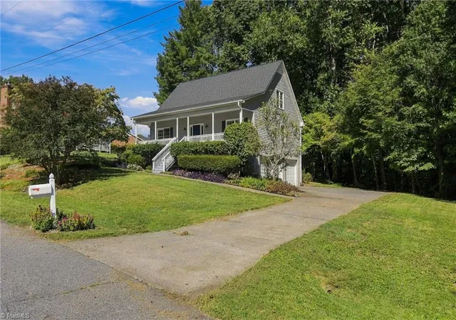 Photo 1 of Single family home for sale at 2370 Oakton Dr, Clemmons, NC 27012 | MLS# 1235338 | Listing updated on 2026-09-13