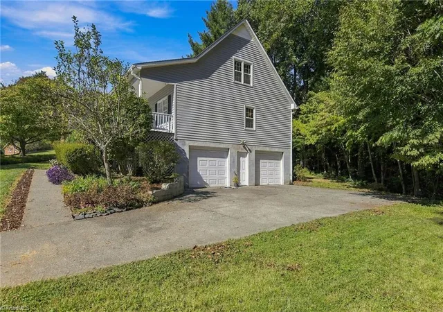 Photo 2 of Single family home for sale at 2370 Oakton Dr, Clemmons, NC 27012 | MLS# 1235338 | Listing updated on 2026-09-13