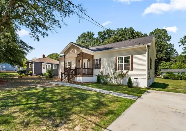 Photo 3 of Single family home for sale at 920 Fairway Ave, Thomasville, NC 27360 | MLS# 1234163 | Listing updated on 2026-09-03