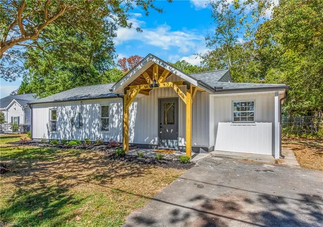 Photo 1 of Sale Pending at 3726 Konnoak Dr, Winston Salem, NC 27127 | MLS# 1237745 | Listing updated on 2026-10-26
