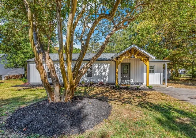 Photo 2 of Sale Pending at 3726 Konnoak Dr, Winston Salem, NC 27127 | MLS# 1237745 | Listing updated on 2026-10-26