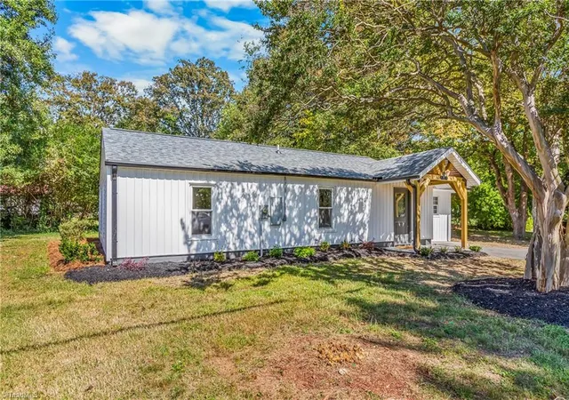 Photo 3 of Sale Pending at 3726 Konnoak Dr, Winston Salem, NC 27127 | MLS# 1237745 | Listing updated on 2026-10-26
