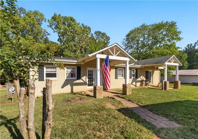 Photo 3 of Single family home for sale at 638 Pineville Rd, Mocksville, NC 27028 | MLS# 1236117 | Listing updated on 2026-10-06