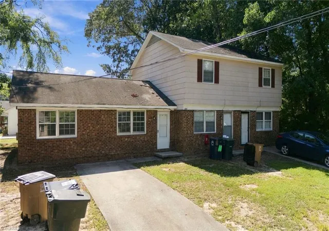 Photo 3 of Sale Pending at 2904 Ingleside Ave, Greensboro, NC 27405 | MLS# 1236140 | Listing updated on 2026-10-03
