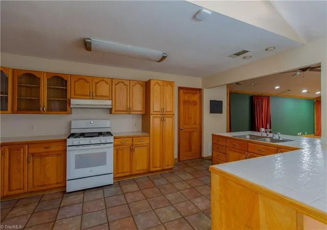 Photo 3 of Single family home for sale at 1511 Sharon Rd, Winston Salem, NC 27103 | MLS# 1234284 | Listing updated on 2026-10-07