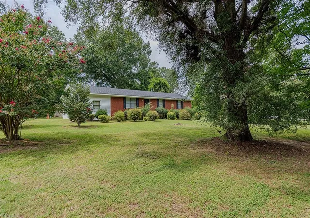 Photo 1 of Single family home for sale at 469 Lakeview Dr, Burlington, NC 27215 | MLS# 1235457 | Listing updated on 2026-09-25
