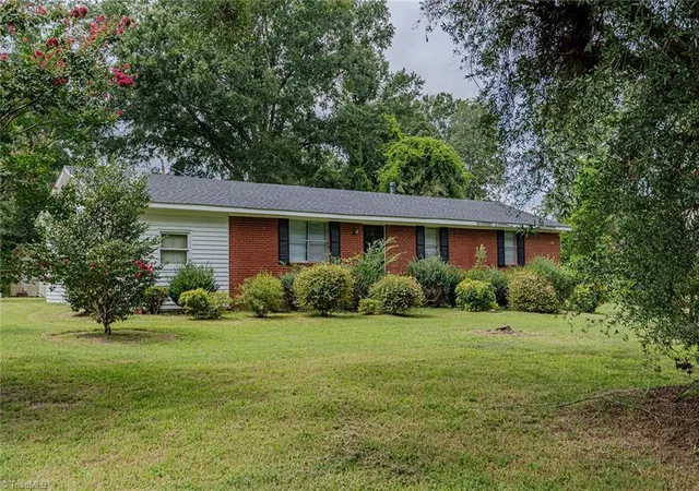 Photo 2 of Single family home for sale at 469 Lakeview Dr, Burlington, NC 27215 | MLS# 1235457 | Listing updated on 2026-09-25