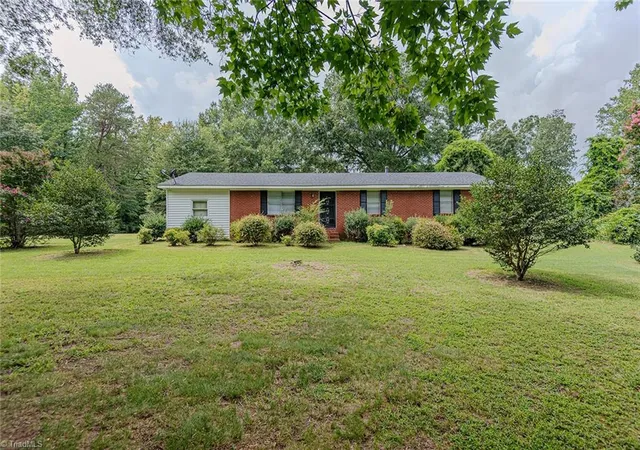 Photo 3 of Single family home for sale at 469 Lakeview Dr, Burlington, NC 27215 | MLS# 1235457 | Listing updated on 2026-09-25