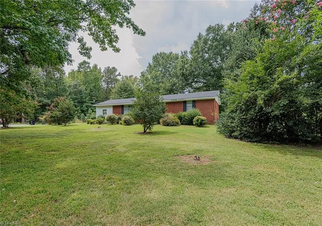 Photo 4 of Sale Pending at 469 Lakeview Dr, Burlington, NC 27215 | MLS# 1235457 | Listing updated on 2026-10-28