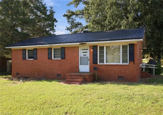 Photo 3 of Single family home for sale at 302 E 17th Street, Scotland Neck, NC 27874 | MLS# 1234864 | Listing updated on 2026-09-17