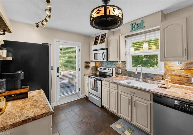 Photo 3 of Single family home for sale at 7317 Farmbrook Pl, Thomasville, NC 27360 | MLS# 1233976 | Listing updated on 2026-09-17