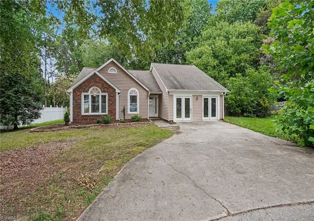 Photo 2 of Single family home for sale at 4123 Silver Fox Ct, High Point, NC 27265 | MLS# 1234394 | Listing updated on 2026-09-03