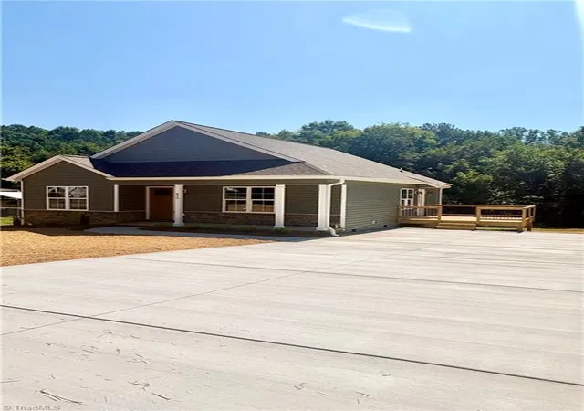 Photo 2 of Single family home for sale at 825 Hardison St, Mocksville, NC 27028 | MLS# 1233168 | Listing updated on 2026-09-03