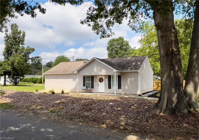 Photo 2 of Single family home for sale at 865 Ridgeview Ave, Winston Salem, NC 27127 | MLS# 1234354 | Listing updated on 2026-09-03