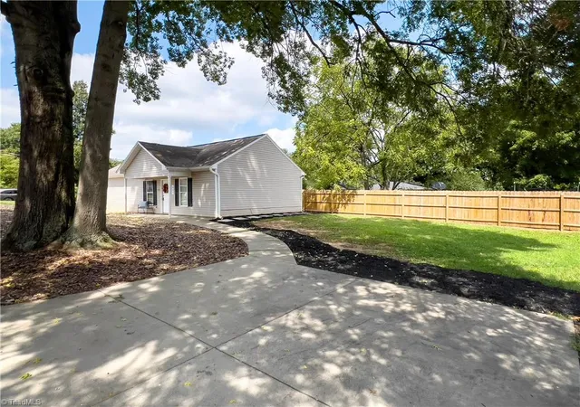 Photo 3 of Single family home for sale at 865 Ridgeview Ave, Winston Salem, NC 27127 | MLS# 1234354 | Listing updated on 2026-09-03