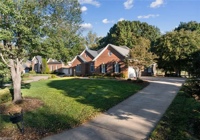 Photo 3 of Single family home for sale at 1025 Glen Day Dr, Clemmons, NC 27012 | MLS# 1239389 | Listing updated on 2026-10-29