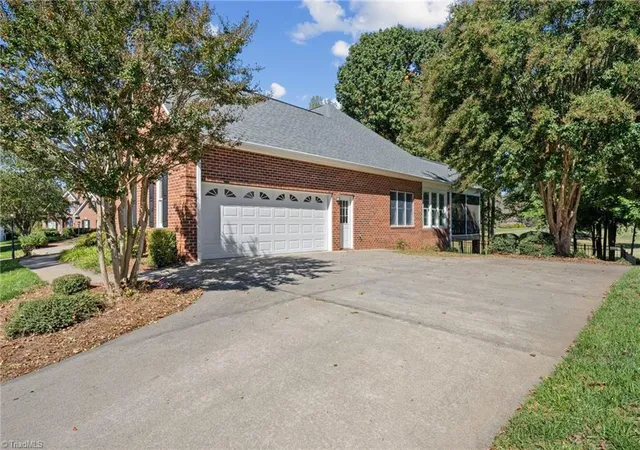 Photo 4 of Single family home for sale at 1025 Glen Day Dr, Clemmons, NC 27012 | MLS# 1239389 | Listing updated on 2026-10-29