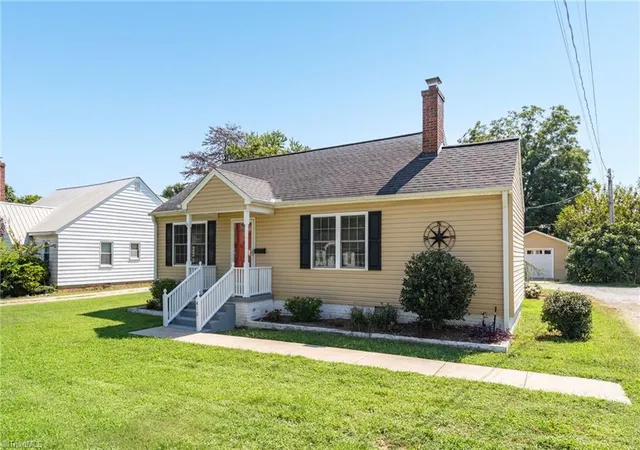 Photo 3 of Single family home for sale at 418 S Maple St, Graham, NC 27253 | MLS# 1233964 | Listing updated on 2026-09-20