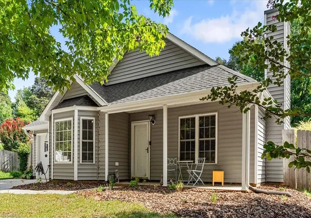 Photo 3 of Single family home for sale at 21 Crestbrook Ct, Greensboro, NC 27455 | MLS# 1233690 | Listing updated on 2026-09-23