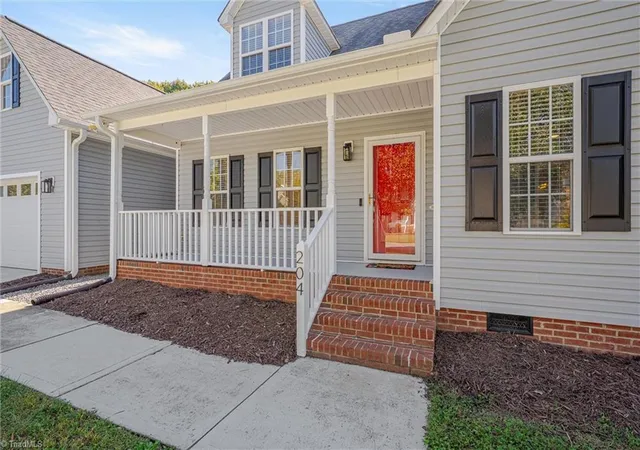Photo 4 of Single family home for sale at 204 Esteban Ct, Mebane, NC 27302 | MLS# 1238985 | Listing updated on 2026-10-16