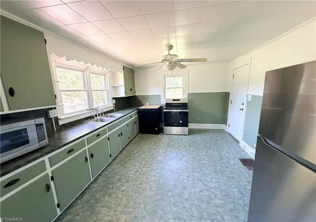 Photo 3 of Single family home for sale at 806 Halsbrook Rd, Greensboro, NC 27406 | MLS# 1235317 | Listing updated on 2026-09-11